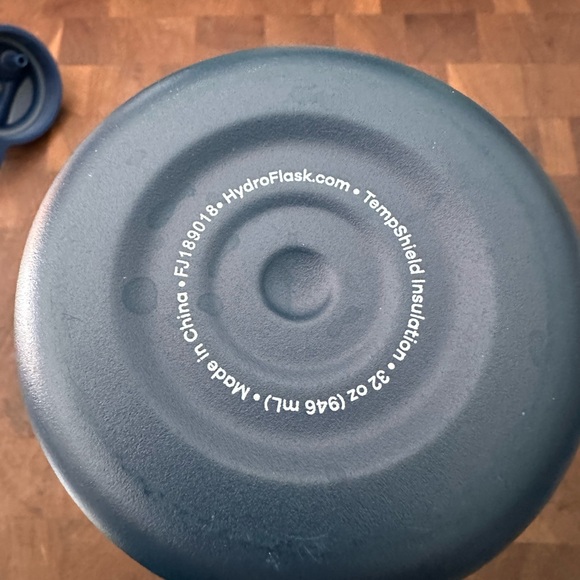 EUC Hydro Flask 32oz insulated cup with sipper top - Picture 2 of 6